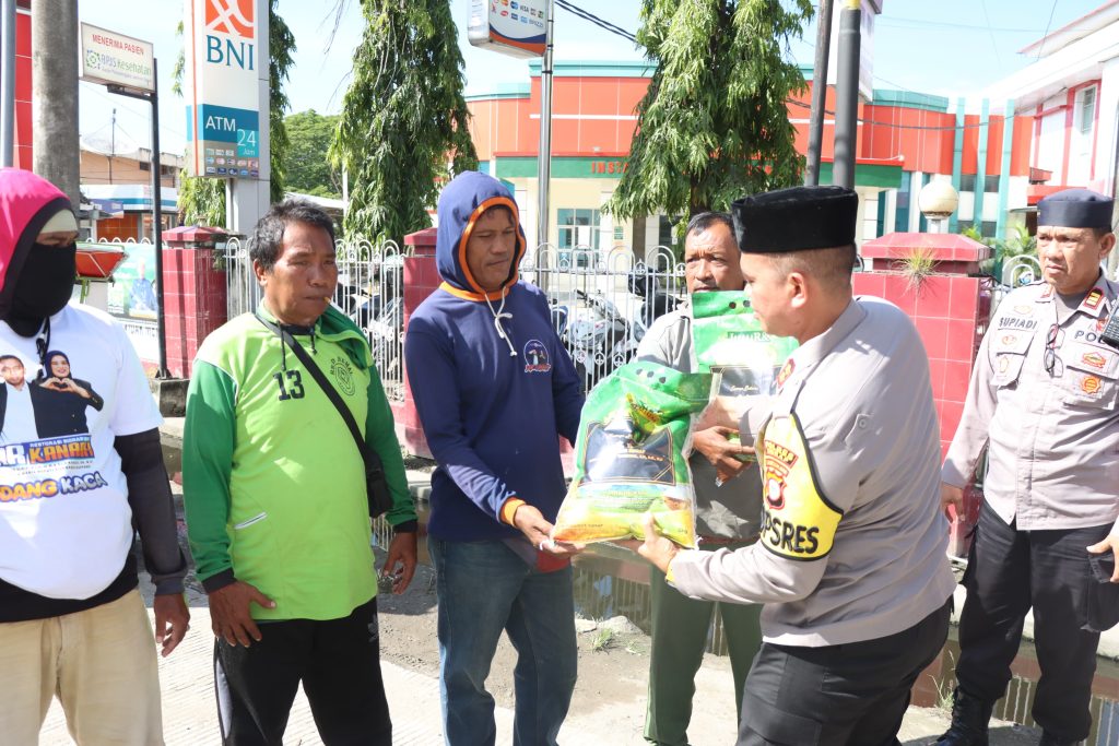 Sambut Ramadhan, Kapolres Sidrap Beri Bantuan kepada Masyarakat