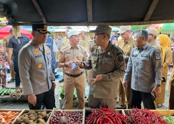 Pastikan Stok dan Harga Bahan Pokok Aman Saat Ramadan, Kapolres Bone - Wabup Sidak Pasar dan Bulog