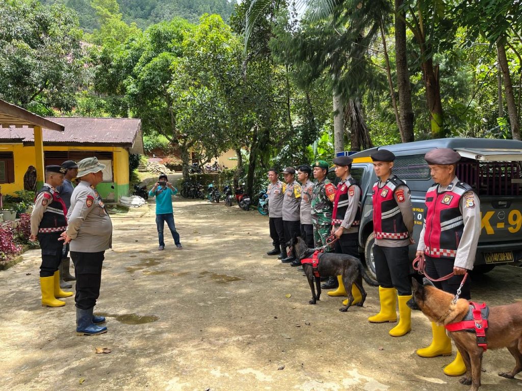 Polres Toraja Utara Dibantu K9 Polda Sulsel Berhasil Temukan 2 Dari 12 Jenazah Yang Tertimbun Longsor