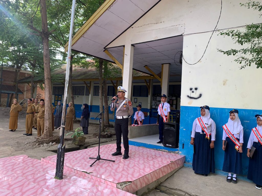 Melalui Police Goes To School, Personel Satlantas Polres Soppeng Himbau Pelajar Tertib Berlalulintas
