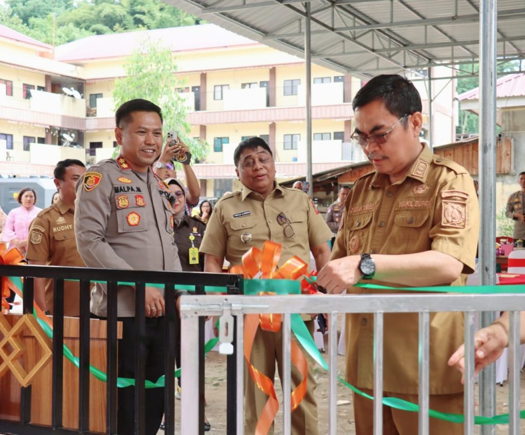Kapolres Tana Toraja bersama Bupati Resmikan Kantin Bhayangkari Wicaksana Laghawa