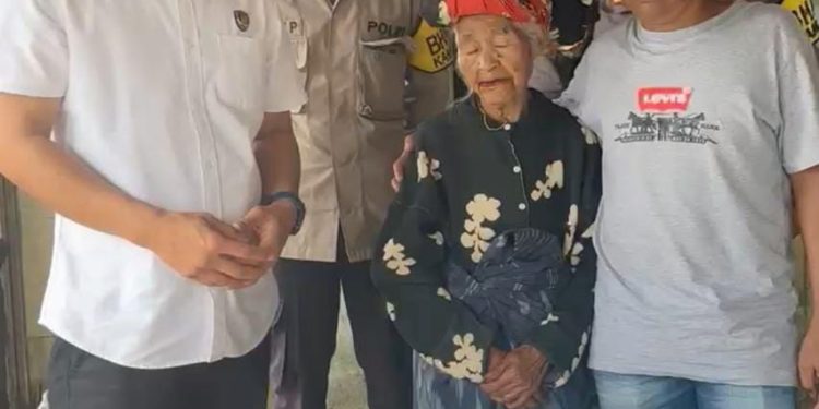 Personel Polres Tator Berikan Bantuan ke Korban Terdampak Kebakaran di Gandasil