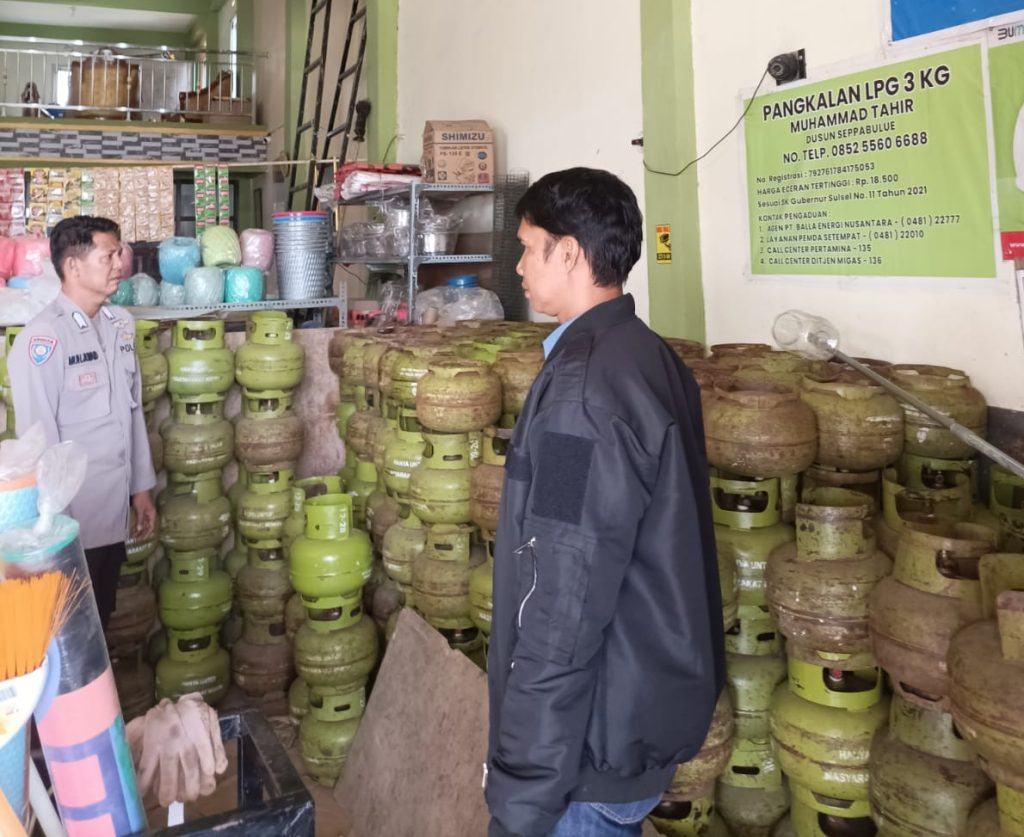 Personel Polsek Palakka Polres Bone Cek LPG di Pangkalan, Kapolsek: Tidak Ada Kelangkaan, Antrian dan Harga Rp18.500