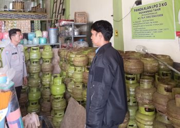 Personel Polsek Palakka Polres Bone Cek LPG di Pangkalan, Kapolsek: Tidak Ada Kelangkaan, Antrian dan Harga Rp18.500