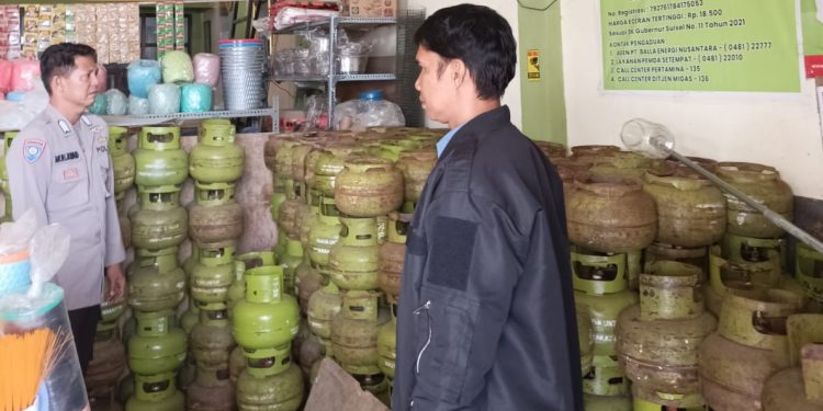 Personel Polsek Palakka Polres Bone Cek LPG di Pangkalan, Kapolsek: Tidak Ada Kelangkaan, Antrian dan Harga Rp18.500