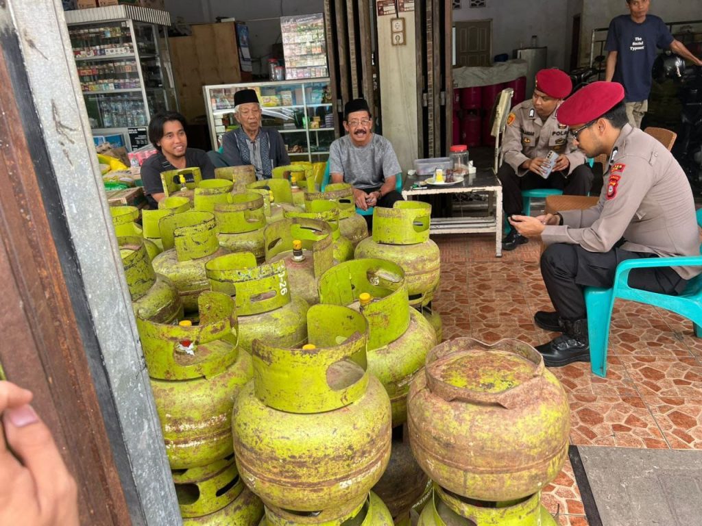 Kapolres Bone Turunkan Unit Ekonomi Untuk Pantau Pasokan dan Harga LPG 3 Kg di Agen