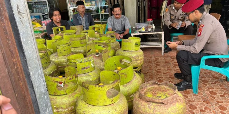 Kapolres Bone Turunkan Unit Ekonomi Untuk Pantau Pasokan dan Harga LPG 3 Kg di Agen