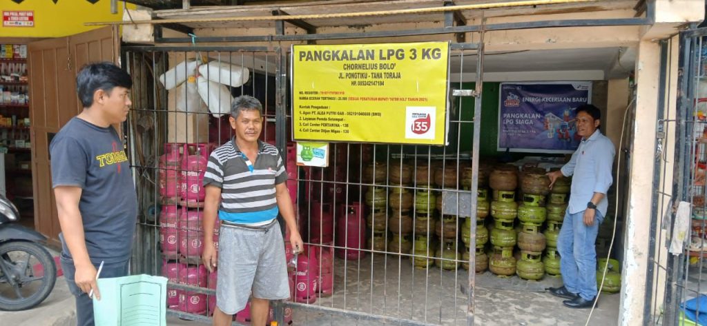 Personel Polres Tana Toraja Turun Langsung Cek Stok dan Harga Gas LPG 3 Kg di Agen