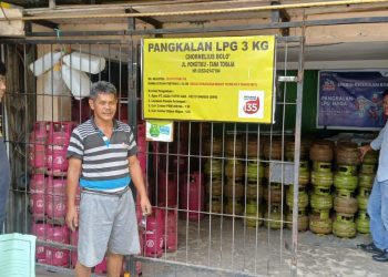 Personel Polres Tana Toraja Turun Langsung Cek Stok dan Harga Gas LPG 3 Kg di Agen