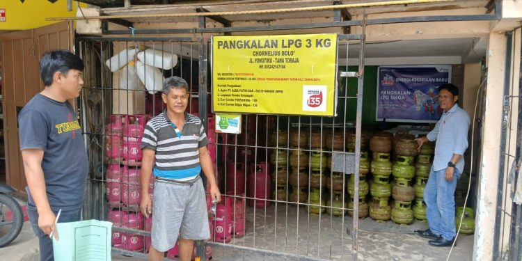 Personel Polres Tana Toraja Turun Langsung Cek Stok dan Harga Gas LPG 3 Kg di Agen