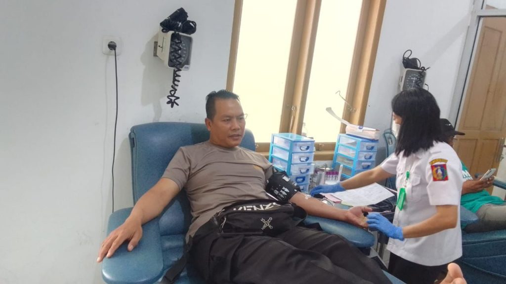 Aksi Bhabinkamtibmas Polres Tana Toraja Donor Darah Untuk Pasien Gawat Darurat