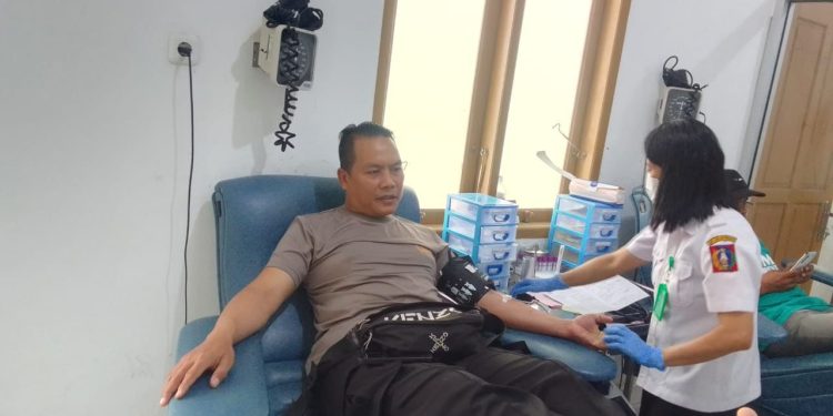 Aksi Bhabinkamtibmas Polres Tana Toraja Donor Darah Untuk Pasien Gawat Darurat