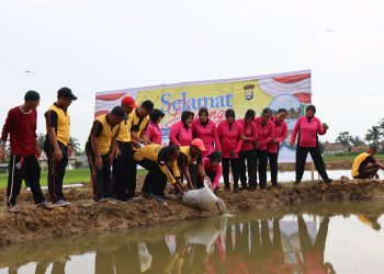 Dukung Astacita Presiden RI, Kapolres Palopo Bersama Ketua Bhayangkari Cabang Tebar Benih Ikan