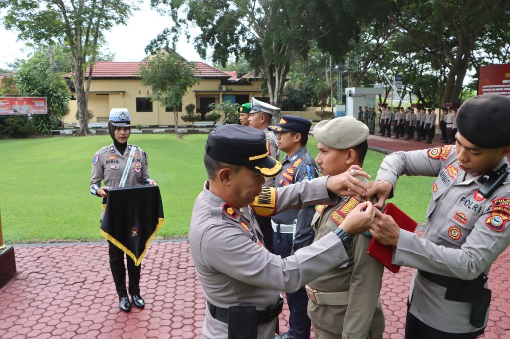 Waka Polres Luwu Sematkan Pita Dalam Apel Gelar Pasukan, Operasi Keselamatan Pallawa 2025 Resmi Dimulai