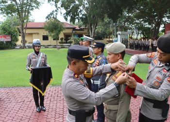 Waka Polres Luwu Sematkan Pita Dalam Apel Gelar Pasukan, Operasi Keselamatan Pallawa 2025 Resmi Dimulai