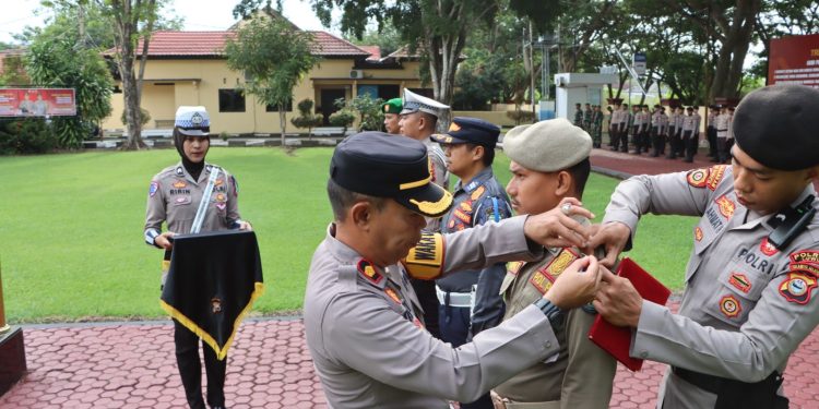 Waka Polres Luwu Sematkan Pita Dalam Apel Gelar Pasukan, Operasi Keselamatan Pallawa 2025 Resmi Dimulai