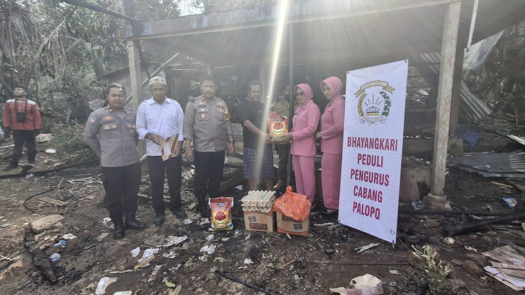 Peduli Terhadap Sesama, Waka Polres Palopo Beri Bantuan Ke Korban Kebakaran