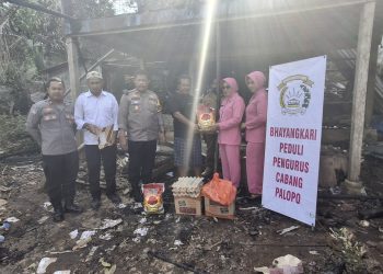 Peduli Terhadap Sesama, Waka Polres Palopo Beri Bantuan Ke Korban Kebakaran