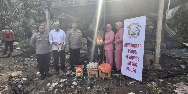 Peduli Terhadap Sesama, Waka Polres Palopo Beri Bantuan Ke Korban Kebakaran