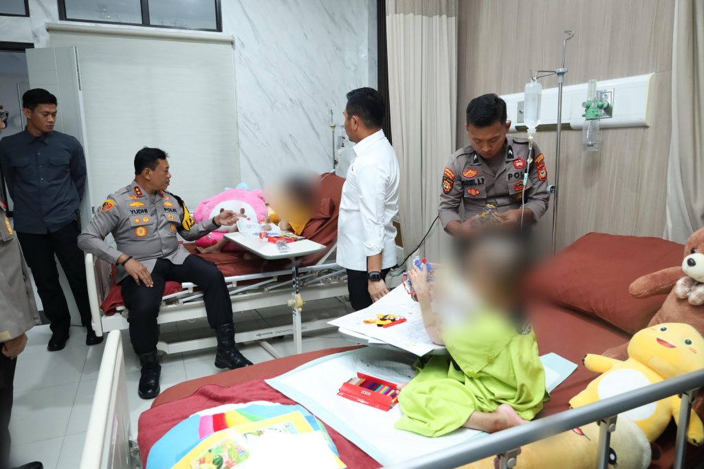 Kapolda Sulsel Besuk Dua Bocah Korban Penganiayaan Orang Tuanya di RS Bhayangkara