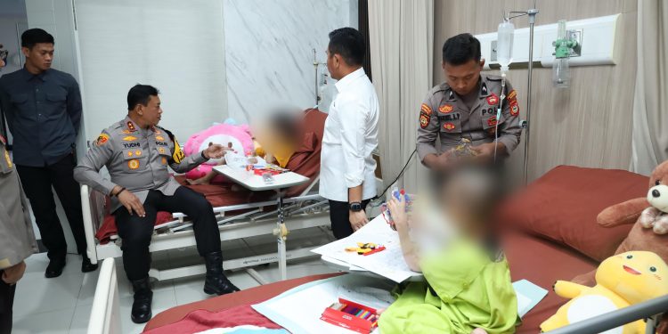Kapolda Sulsel Besuk Dua Bocah Korban Penganiayaan Orang Tuanya di RS Bhayangkara