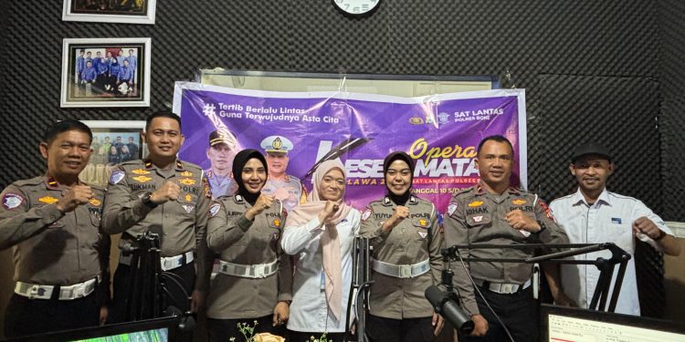 Hari ke-2 Ops Keselamatan Pallawa 2025, Satgas Preemtif Satlantas Polres Bone Sosialisasi ke Masyarakat Melalui Radio