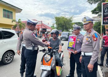 Personel Satlantas Polres Bone Sosialisasi Pengendara Dengan Papan Bicara