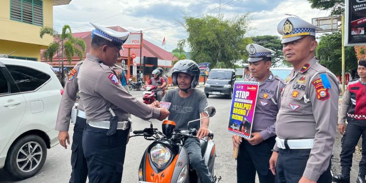Personel Satlantas Polres Bone Sosialisasi Pengendara Dengan Papan Bicara