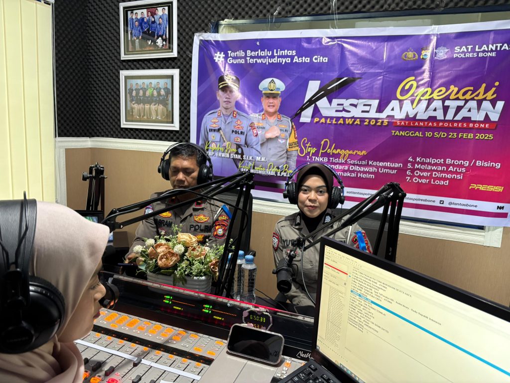 Hari ke-2 Ops Keselamatan, Personel Sat Lantas Polres Bone Edukasi Masyarakat Melalui Radio RRI