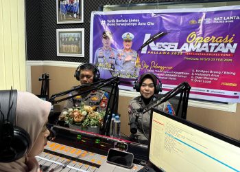 Hari ke-2 Ops Keselamatan, Personel Sat Lantas Polres Bone Edukasi Masyarakat Melalui Radio RRI