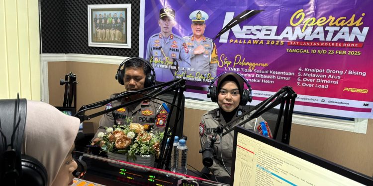 Hari ke-2 Ops Keselamatan, Personel Sat Lantas Polres Bone Edukasi Masyarakat Melalui Radio RRI