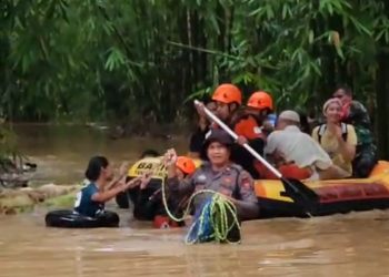 Polres Maros Gerak Cepat Evakuasi Korban Banjir Di Kabupaten Maros