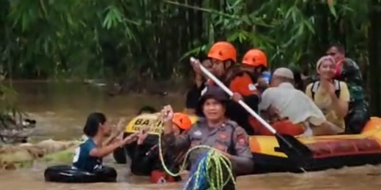 Polres Maros Gerak Cepat Evakuasi Korban Banjir Di Kabupaten Maros