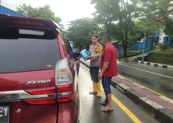 Banjir di Maros, Polisi Bagikan Air Minum kepada Pengendara yang Terjebak Macet
