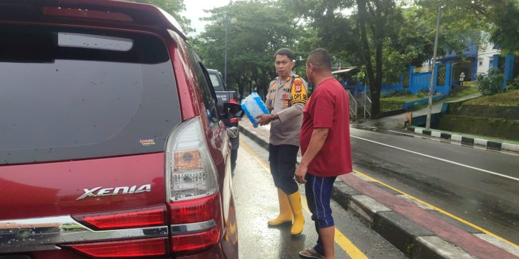 Banjir di Maros, Polisi Bagikan Air Minum kepada Pengendara yang Terjebak Macet