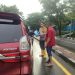 Banjir di Maros, Polisi Bagikan Air Minum kepada Pengendara yang Terjebak Macet