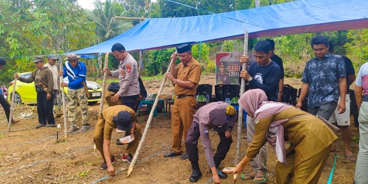 Kolaborasi untuk Desa Mandiri: Bhabinkamtibmas dan Pemdes Tanam Jagung