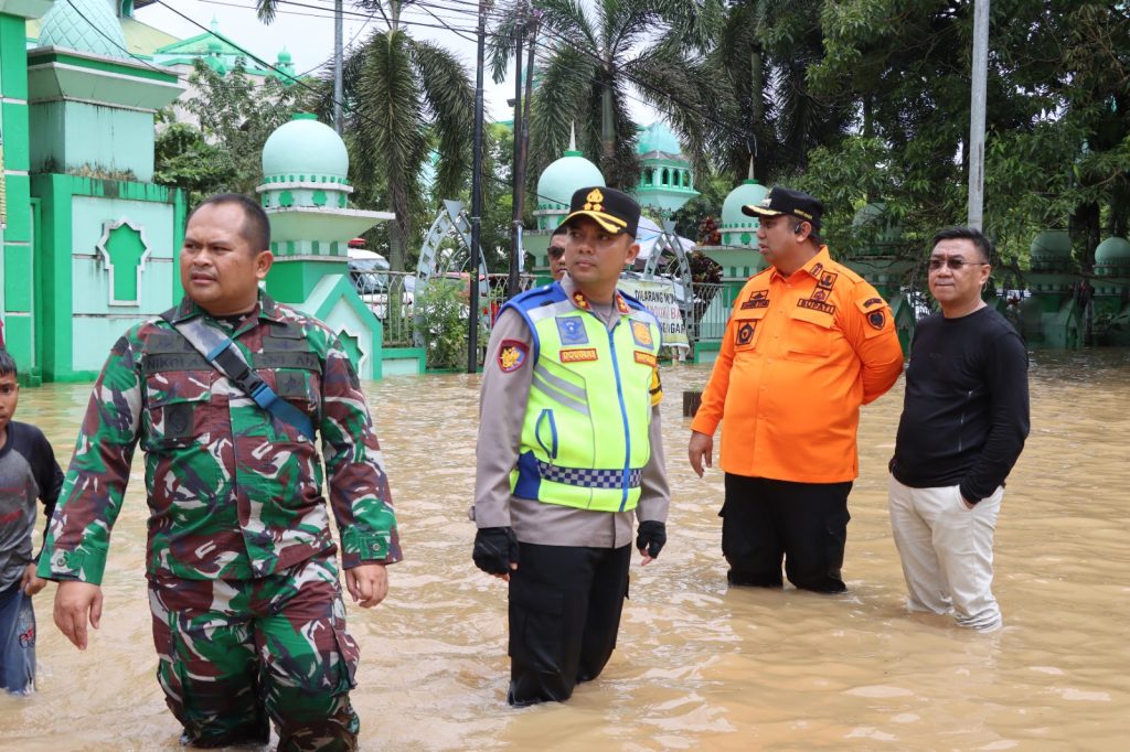 Kapolres Maros Tinjau Lokasi Pengungsian dan Kondisi Banjir di Jalan Trans Provinsi