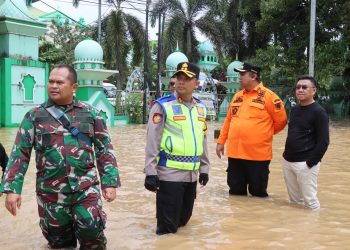 Kapolres Maros Tinjau Lokasi Pengungsian dan Kondisi Banjir di Jalan Trans Provinsi