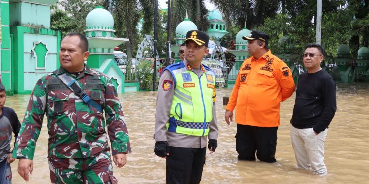 Kapolres Maros Tinjau Lokasi Pengungsian dan Kondisi Banjir di Jalan Trans Provinsi
