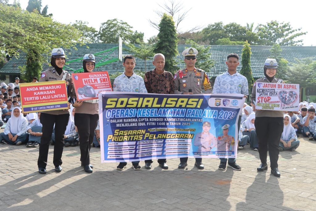Kasat Lantas Polres Luwu Beri Edukasi Keselamatan Berlalu Lintas ke Pelajar di SMAN 1