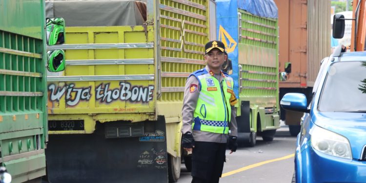 Kapolres Maros Turun Langsung Atur Kepadatan Lalu Lintas Pasca Banjir