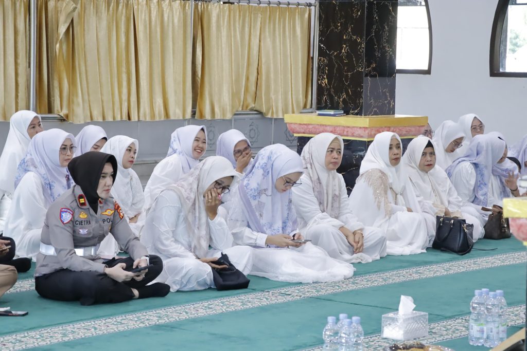Personel Polres Pinrang Ikuti Peringatan Isra Mi’raj Nabi Muhammad di Masjid Nurul Khair