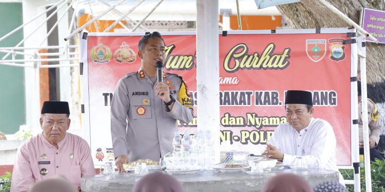 Kapolres Pinrang Gelar Jumat Curhat di Pesantren DDI Patobong