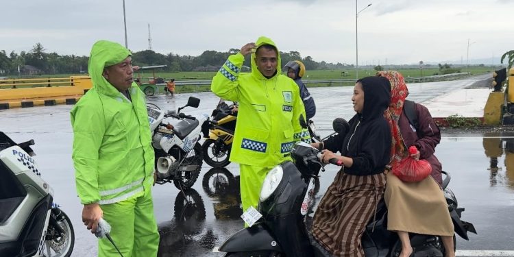 Satgas Ops Keselamatan Polres Maros Tindaki Pengendara Yang Gunakan Knalpot Brong dan Tidak Pakai Helm