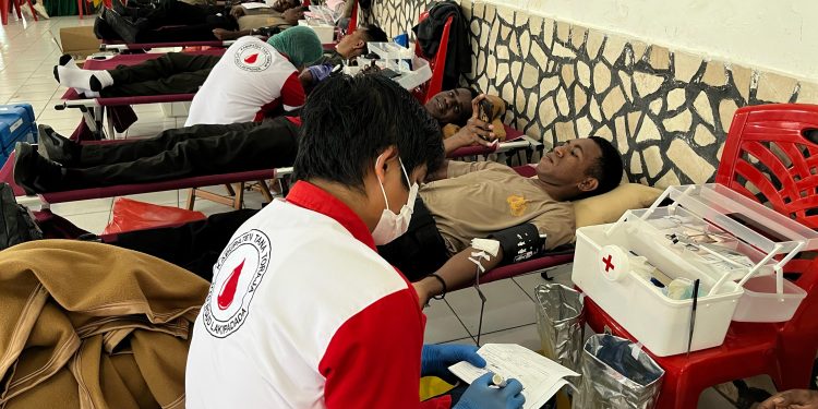 Dalam Rangka HUT Persit Ke-79 Tahun, Personel Polres Tator Ikut Melakukan Donor Darah