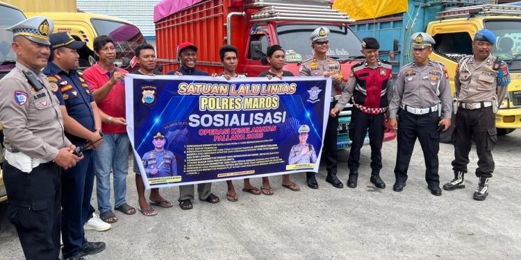Hari ke-8 Ops Keselamatan Pallawa, Kasat Lantas Polres Maros Sosialisasi Tertib Berlalulintas ke Sopir Truk