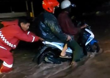 Kapolres Tana Toraja Turunkan Personel Untuk Bantu Masyarakat di Lokasi Luapan Air di Jalan Poros Makale