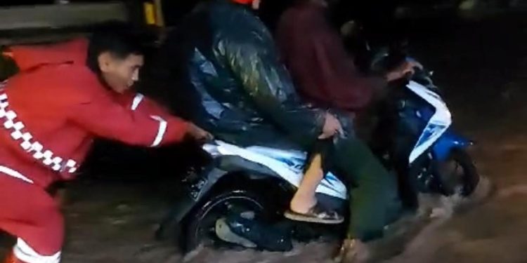 Kapolres Tana Toraja Turunkan Personel Untuk Bantu Masyarakat di Lokasi Luapan Air di Jalan Poros Makale