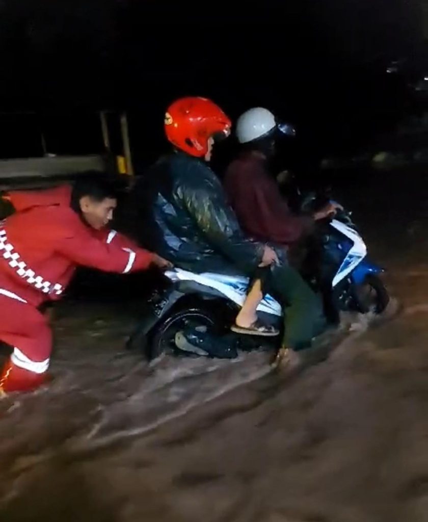 Kapolres Tana Toraja Turunkan Personel Untuk Bantu Masyarakat di Lokasi Luapan Air di Jalan Poros Makale